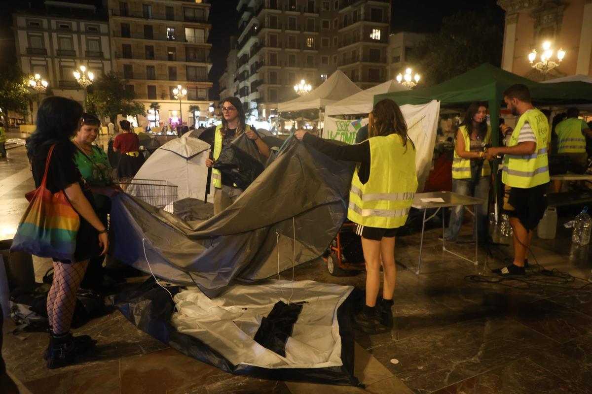 Se levanta la acampada de los docentes en plaza de la Virgen tras nueve días y la suspensión de la huelga