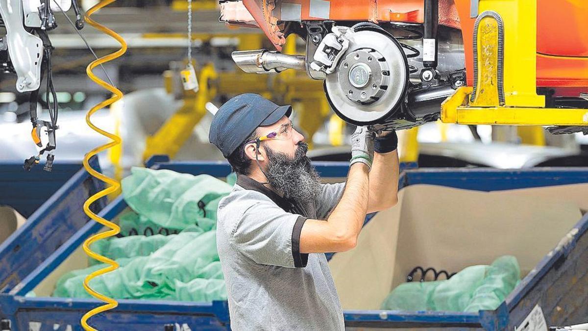 Un trabajador en una de las líneas de producción de coches de la planta de Opel España en Figueruelas, que emplea a 5.500 personas.