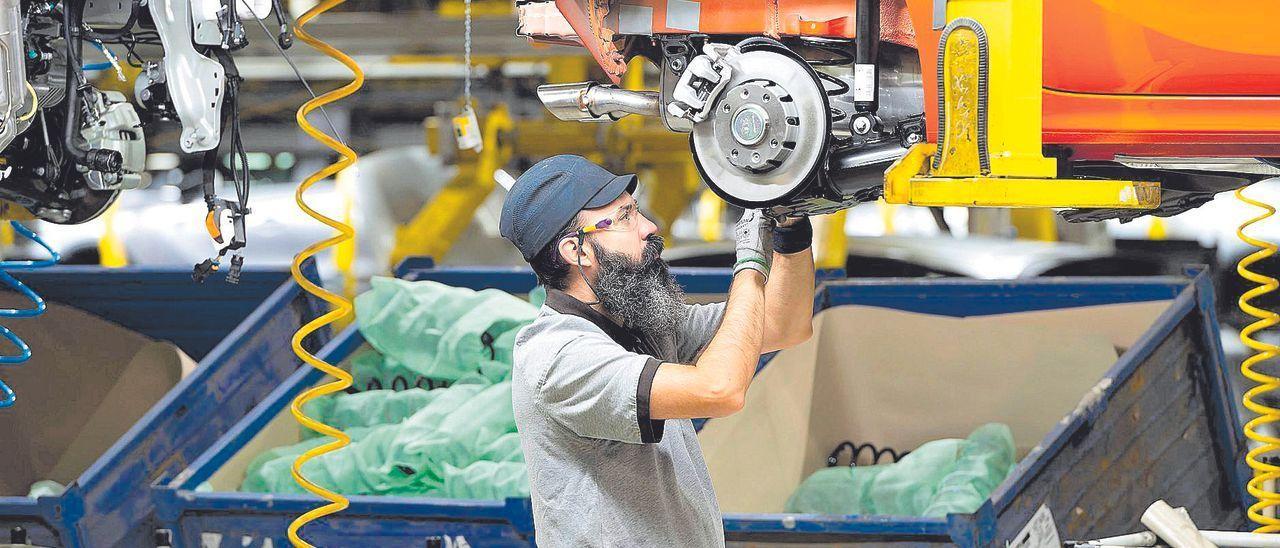 Un trabajador en una de las líneas de producción de coches de la planta de Opel España.