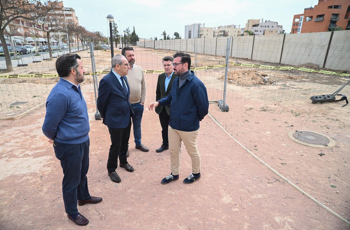 El alcalde de Elche y tres concejales el pasado lunes en la zona donde se deberá construir la pasarela de Altabix