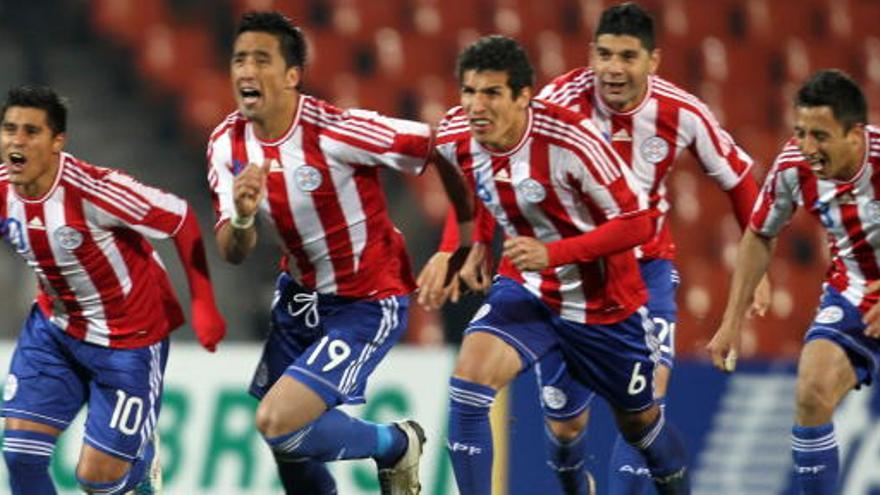 Darío Verón, de Paraguay, celebra el gol convertido en el último penalti contra Venezuela.