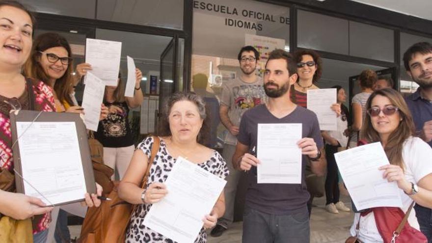 Alumnos de la EOI de Alicante protestan por la dificultad del examen.