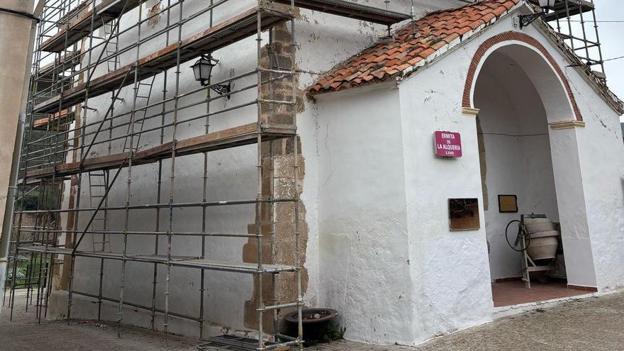 Los andamias ya están montados en la ermita de los Desamparados, donde se realizan los trabajos de rehabilitación.