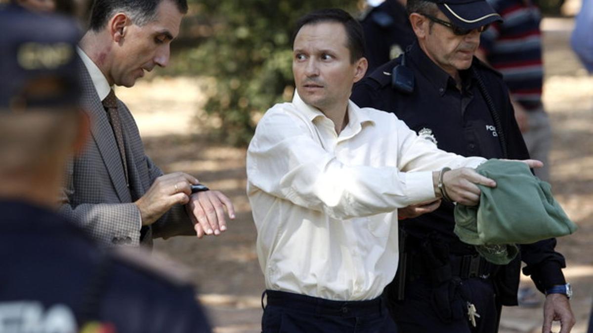 José Bretón, reconstruye, con la policía, la desaparición de los niños en el parque Cruz Conde, en Córdoba, el pasado octubre.