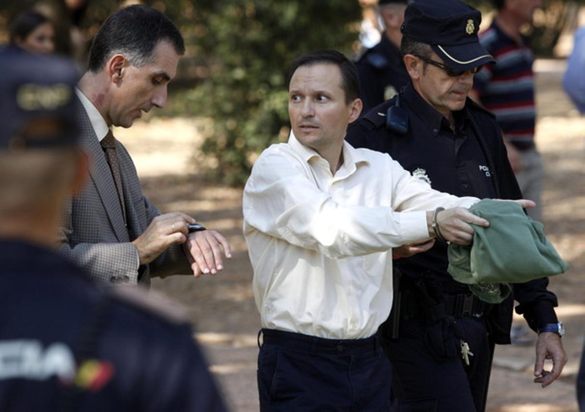 José Bretón, reconstrueix, amb la policia, la desaparició dels nens al parc Cruz Conde, a Còrdova, l’octubre passat. José Bretón, reconstrueix, amb la policia, la desaparició dels nens al parc Cruz Conde, a Còrdova, l’octubre passat.