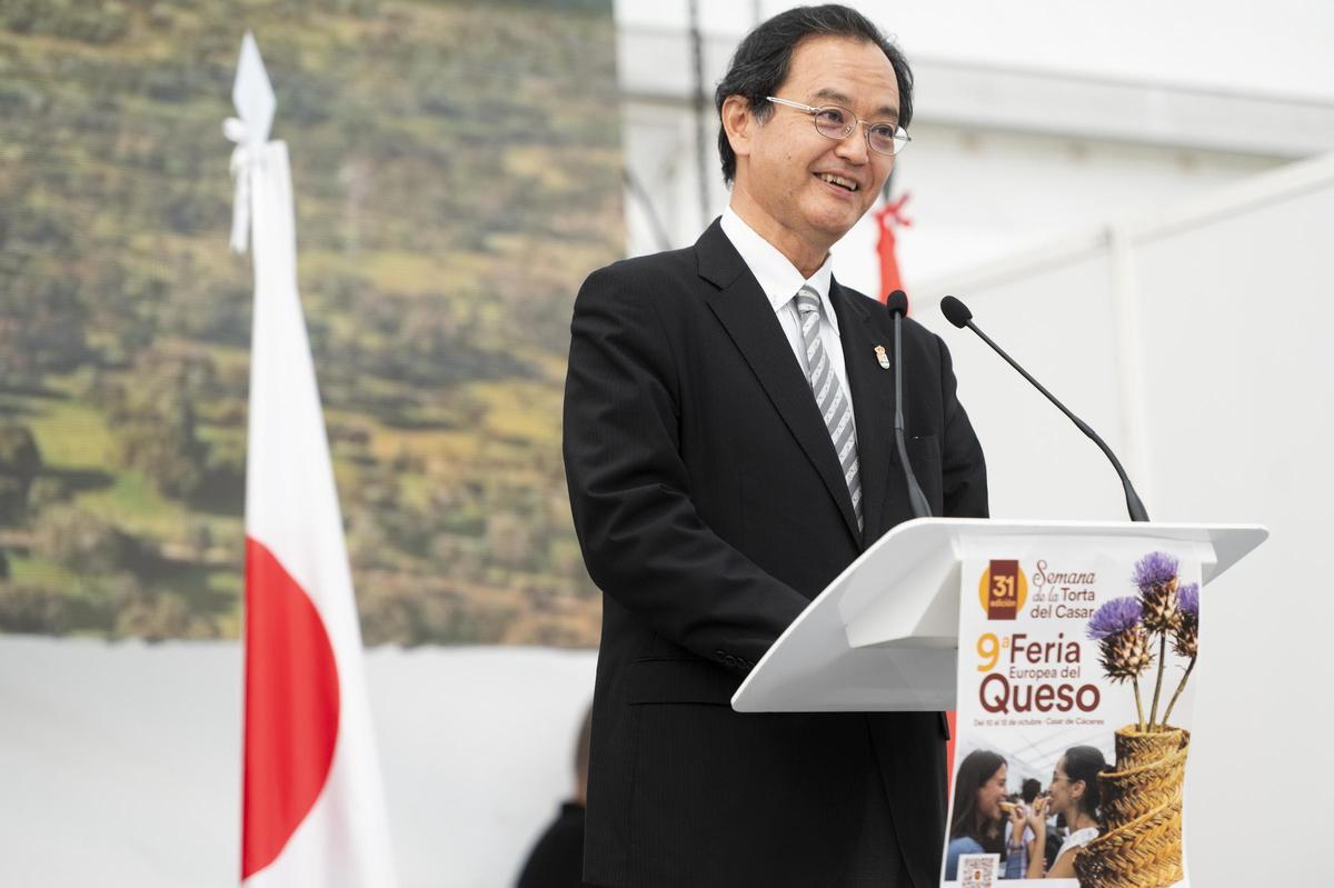 El embajador del Japón, Takahiro Nakamae, en la IX Feria Europea del Queso de Casar de Cáceres.