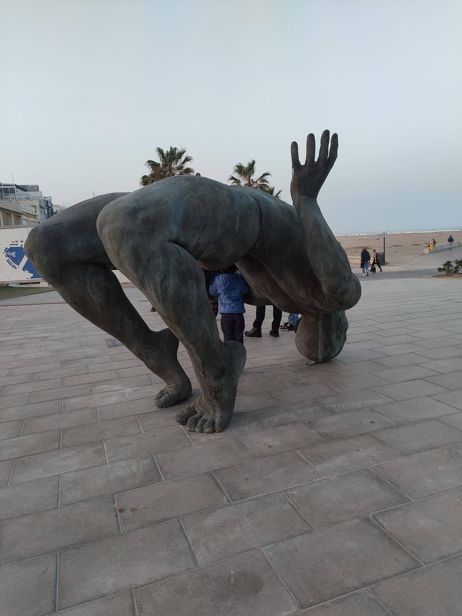 Así es "Gigante de sal", la nueva estatua de la Marina de València