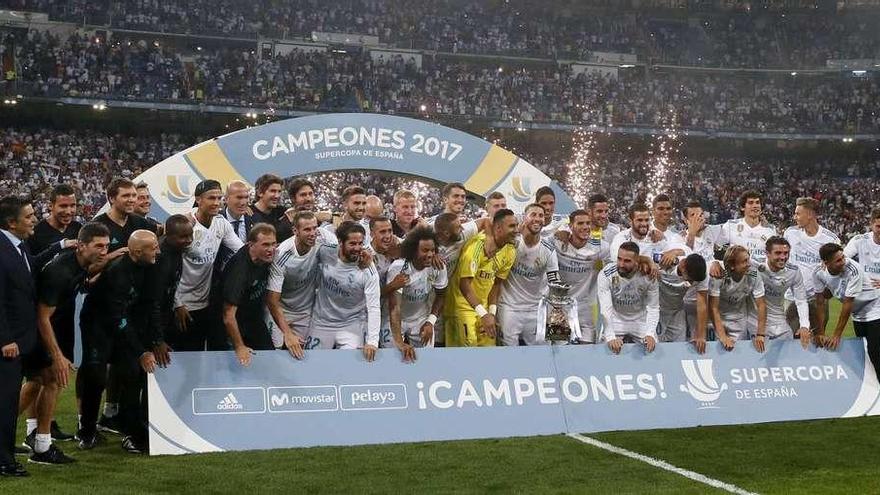 La plantilla del Real Madrid posa para los medios tras ganar la Supercopa de España el pasado miércoles.