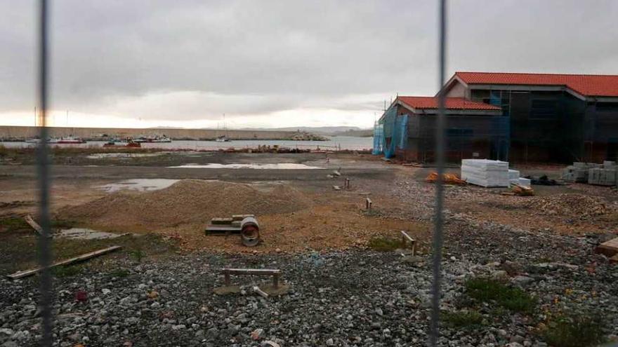 Obras de construcción de la nueva rula en la explanada del puerto del Gayo.