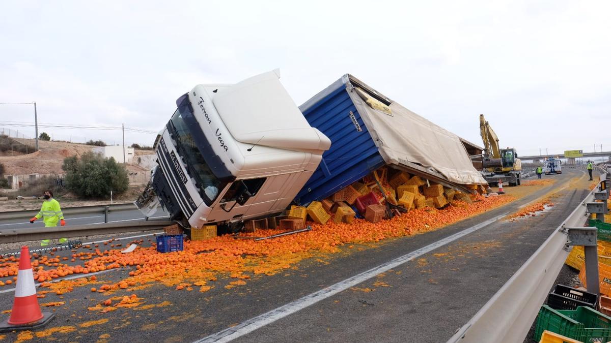 Colas kilométricas en la A-31 dirección Madrid-Alicante por un accidente a la altura de Novelda