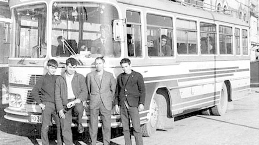 Aurelio Cerqueiro (segundo por la derecha) delante del autobús en la vieja Fábrica de la Luces en Cangas // Archivo familiar