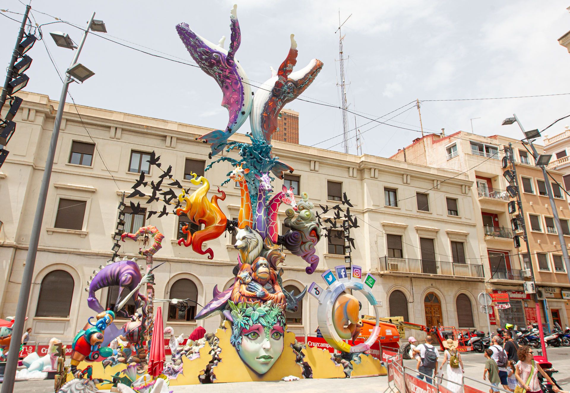 Las especiales rematan sus monumentos