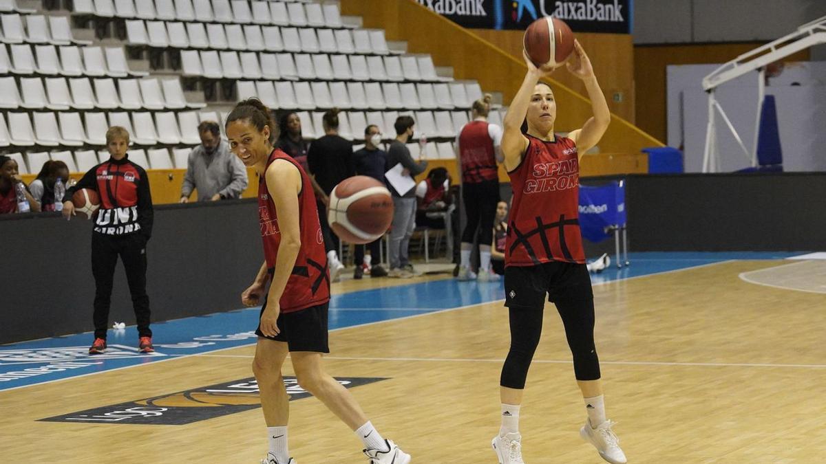 Laia Palau i Laia Floresentrenant-se amb Laura Antoja al fons.