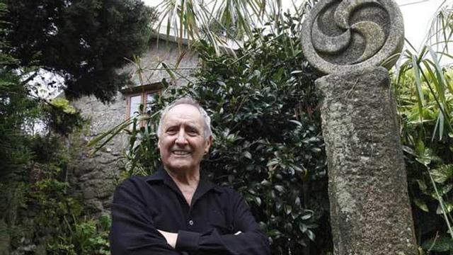Carlos Núñez, ante una pétrea reproducción de un símbolo celta en su domicilio en s. Adrián de Cobres, en O Morrazo. // Ricardo Grobas