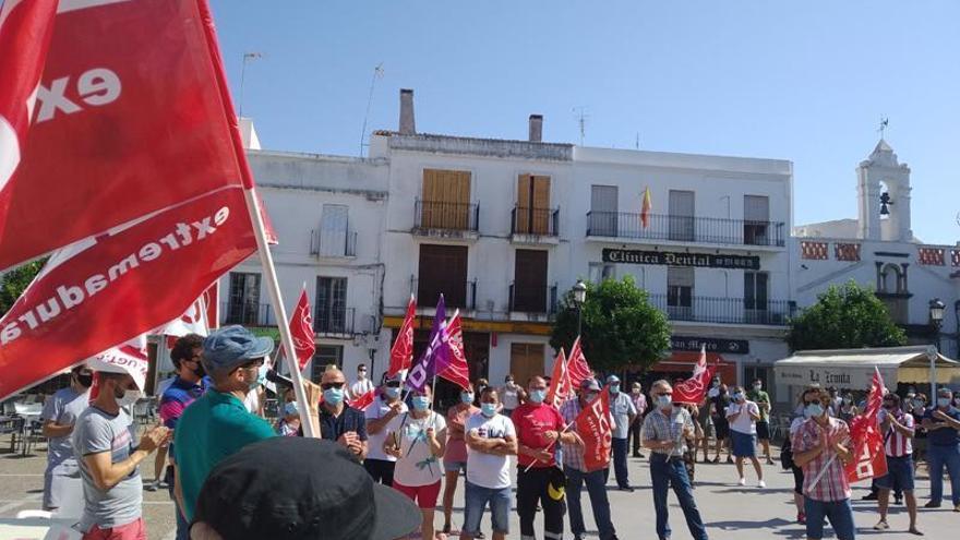 Trabajadores del Ayuntamiento de Alburquerque protestan por los impagos y retrasos de sus nóminas