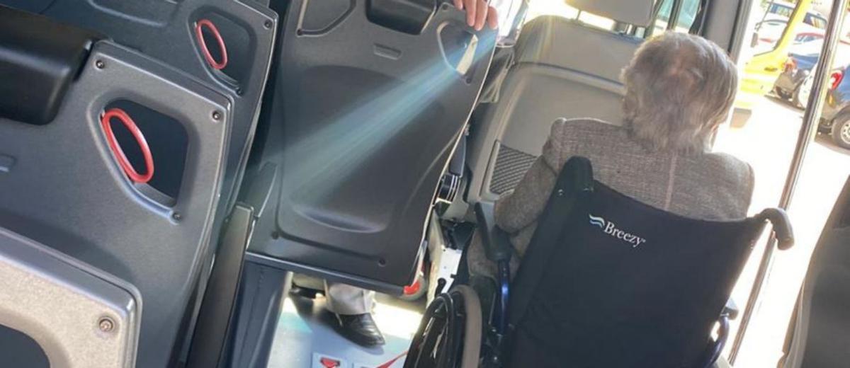 Una usuaria, en el interior del vehículo.