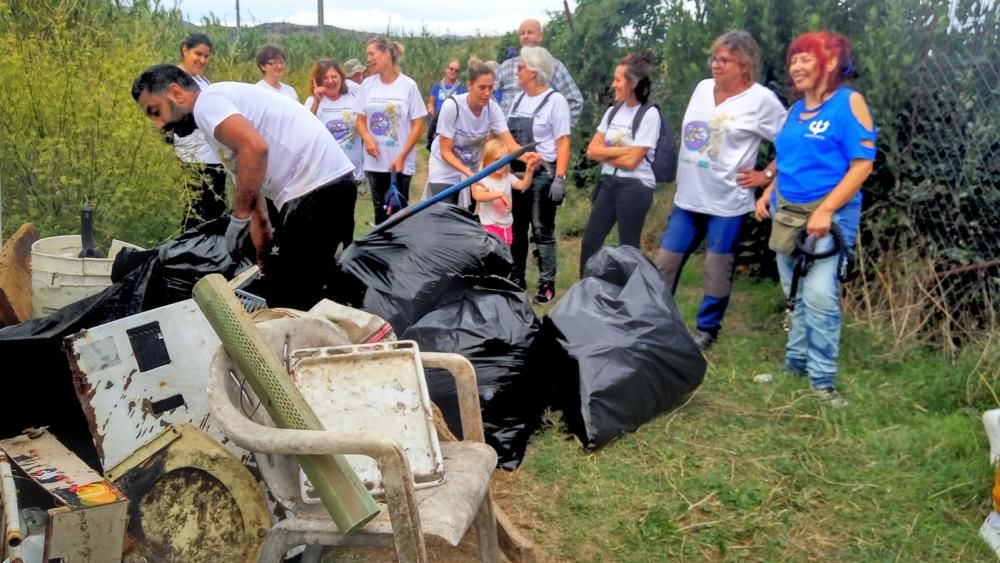 Voluntaris de la recollida a la riera de Llançà