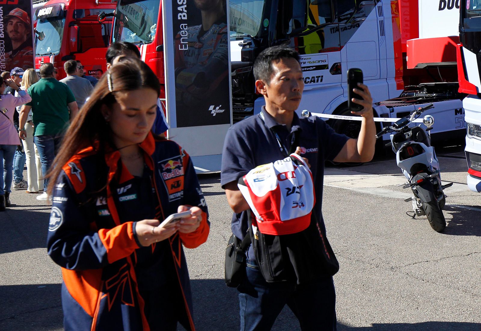 Cientos de personas acuden a Cheste para no perderse las carreras de MotoGP