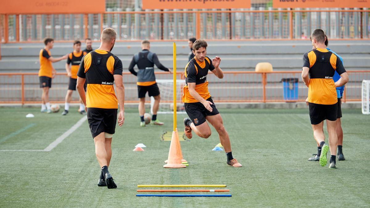 Jugadores del Torrent CF en un entrenamiento