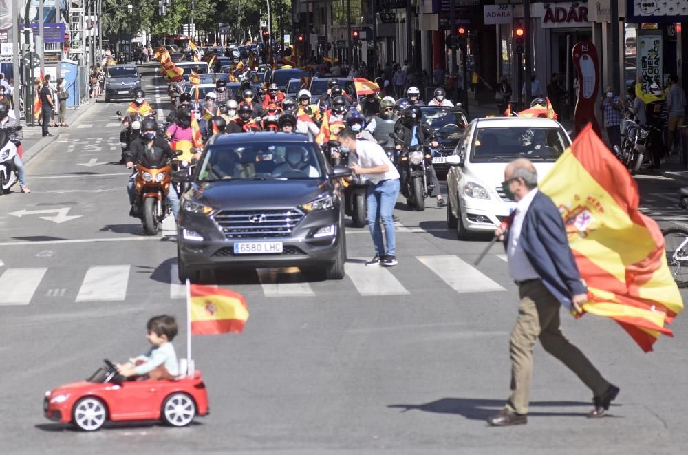 Un millar de coches protestan contra el Gobierno en la manifestación de Vox