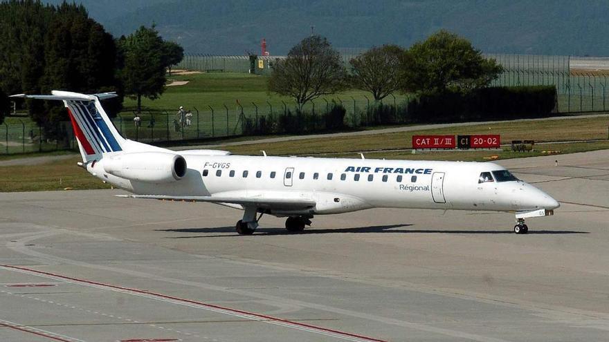 El vuelo a París se tambalea en Santiago y cae en A Coruña tras espantar a Air France de Vigo con subvenciones