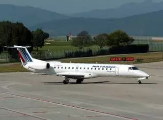 El vuelo a París se tambalea en Santiago y cae en A Coruña tras espantar a Air France de Vigo con subvenciones