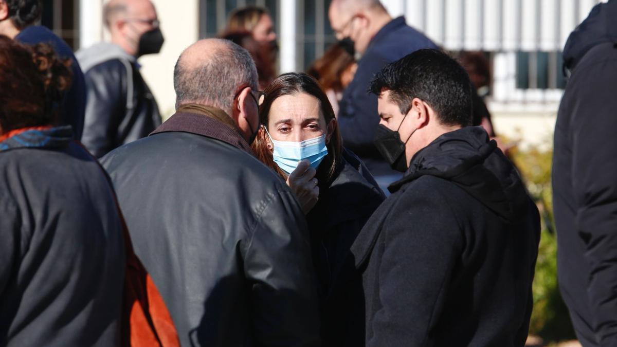 El portavoz municipal de IU en Córdoba, Pedro García, habla con la concejal de Vox, Paula Badanelli, a las puertas del tanatorio de la Fuensanta, hasta donde se han acercado numerosas personas para dar su último adiós a la concejala Amparo Pernichi, fallecida a los 53 años de edad.