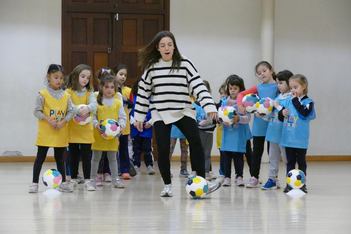 Escolàpies Figueres impulsa el futbol femení amb el projecte Playmakers de la UEFA i Disney