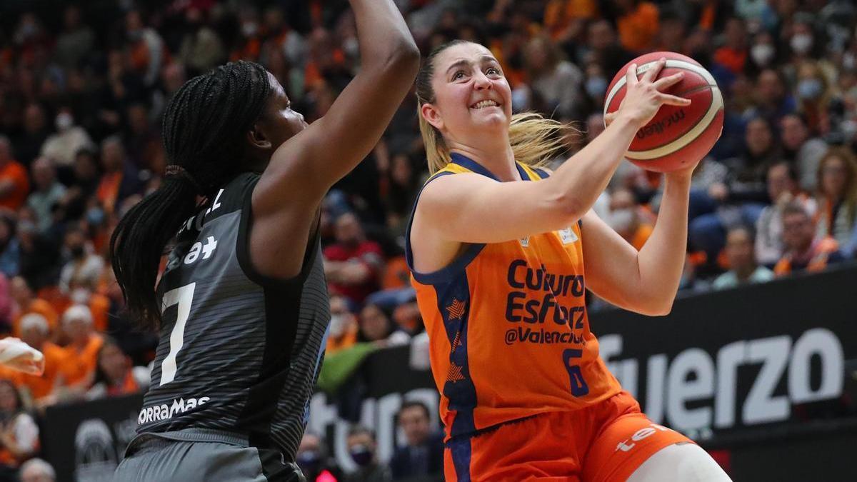 Lorena Segura, en uno de sus últimos partidos con el Valencia Basket