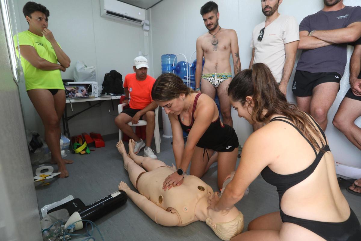 Dos socorristas, en plena simulación.