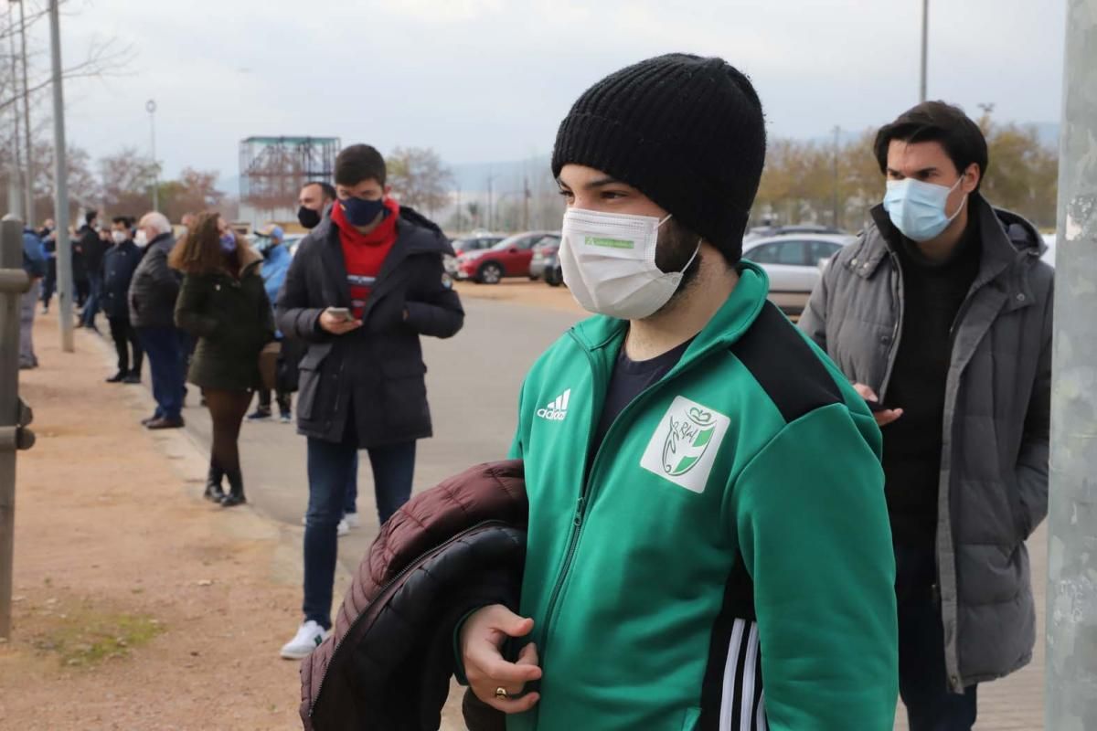 Colas en el estadio de El Arcángel para retirar las entradas del Córdoba CF-Getafe