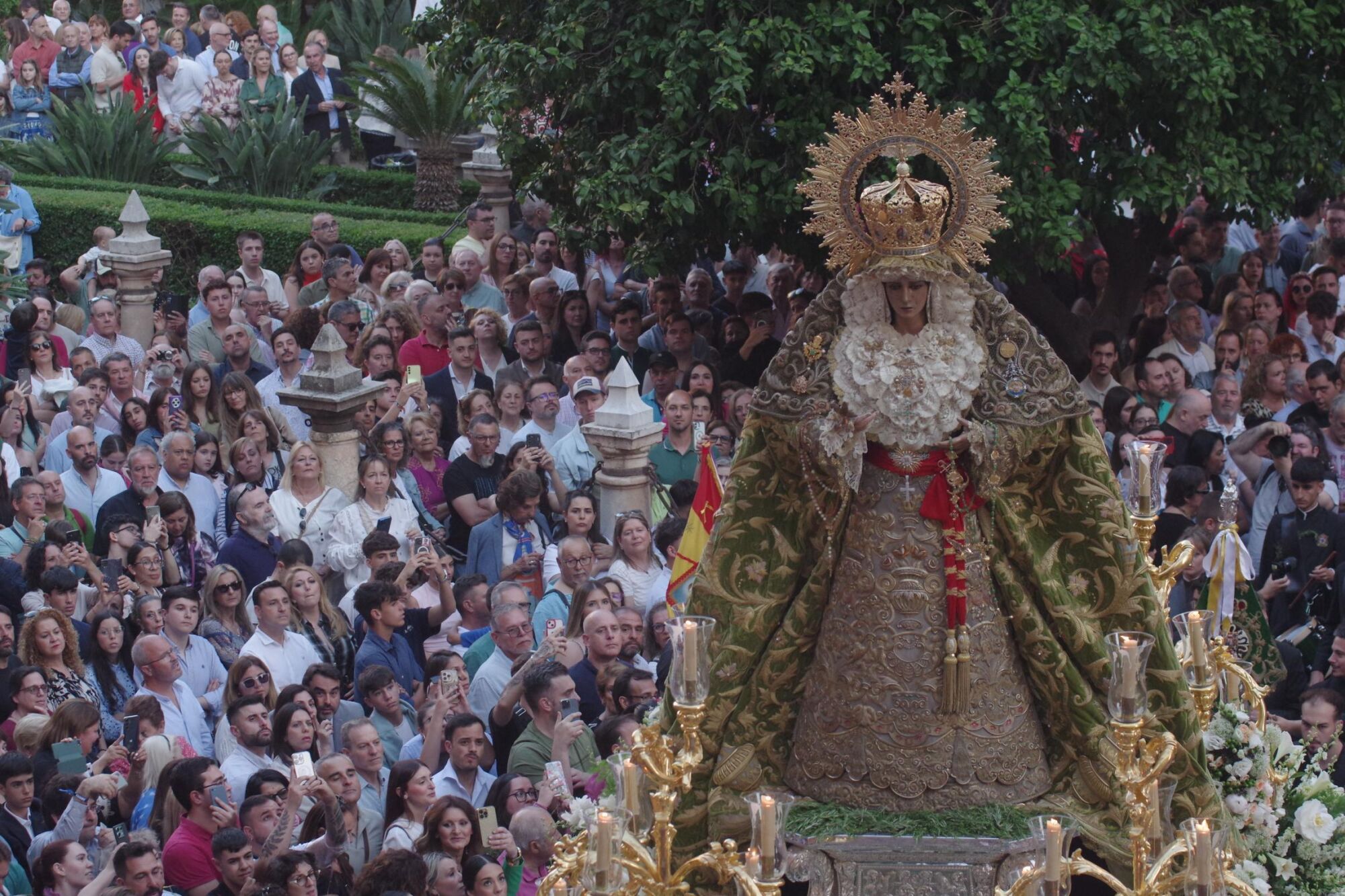 Procesión triunfal de regreso de la Virgen de la Esperanza a su basílica tras su peregrinación a Roma