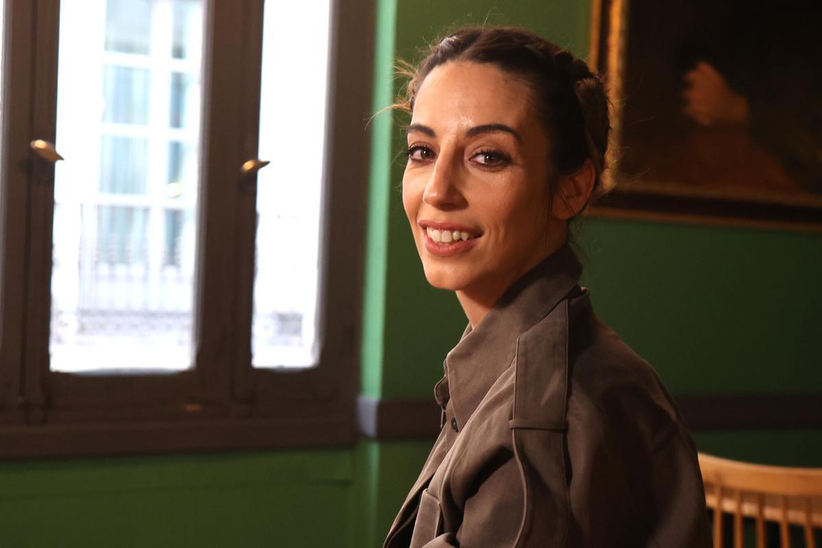 La actriz Almudena Cid posa tras el pase gráfico de la obra 'Una historia de amor' en el Teatro Infanta Isabel.
