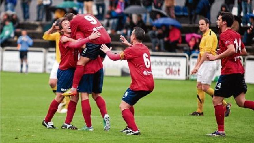 Els jugadors de l&#039;Olot fan una pinya per celebrar un dels tres gols de Carlos Martínez ahir a l&#039;estadi Municipal contra el Vic.