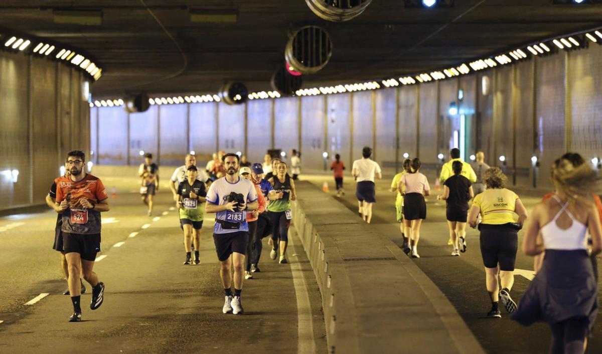 Varios atletas, durante la pasada edición en el tramo del túnel de Beiramar. | ALBA VILLAR