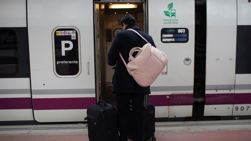 Odisea de una madre zamorana a bordo de un tren con bebé y carrito