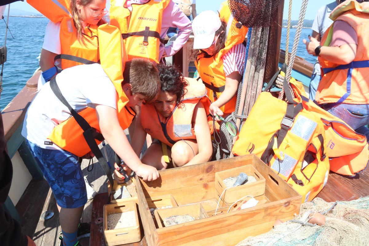 Los niños descubren un mundo diferente a bordo del &quot;Chasula&quot;.