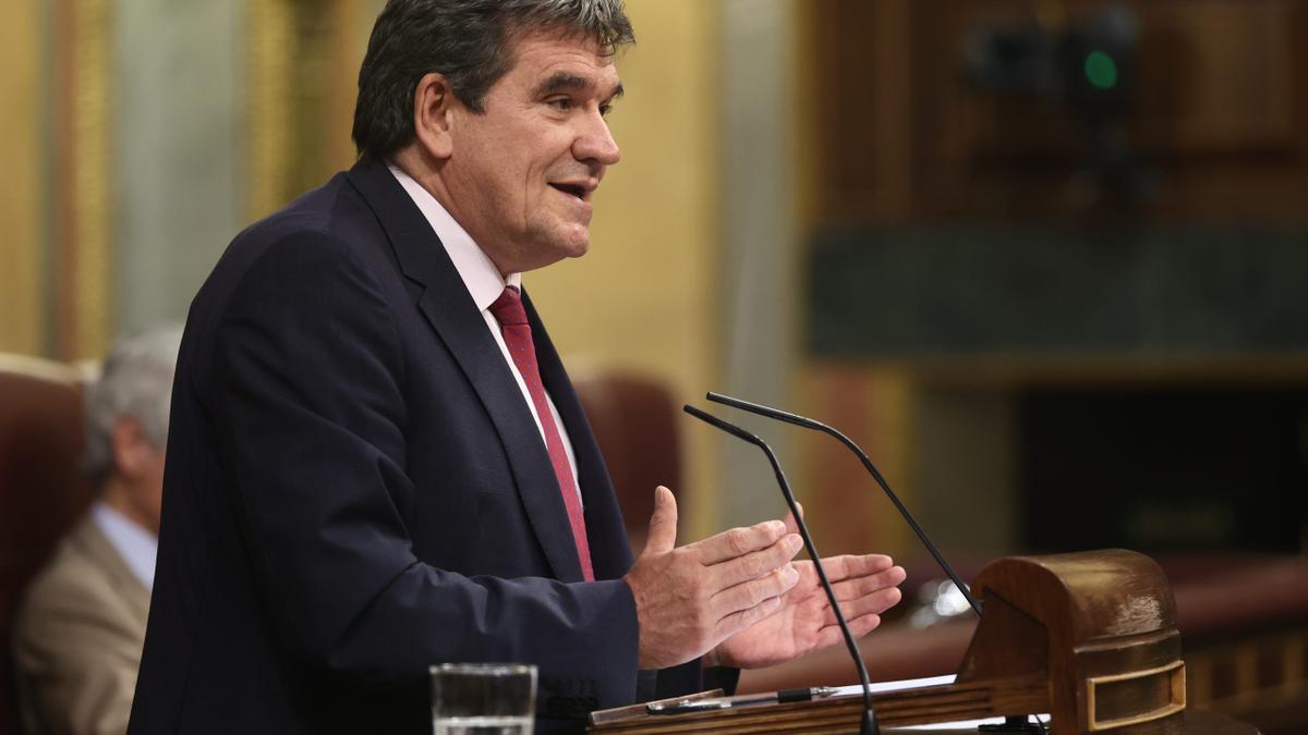 El ministro de Inclusión, Seguridad Social y Migraciones, José Luis Escrivá, en una sesión plenaria, en el Congreso de los Diputados.