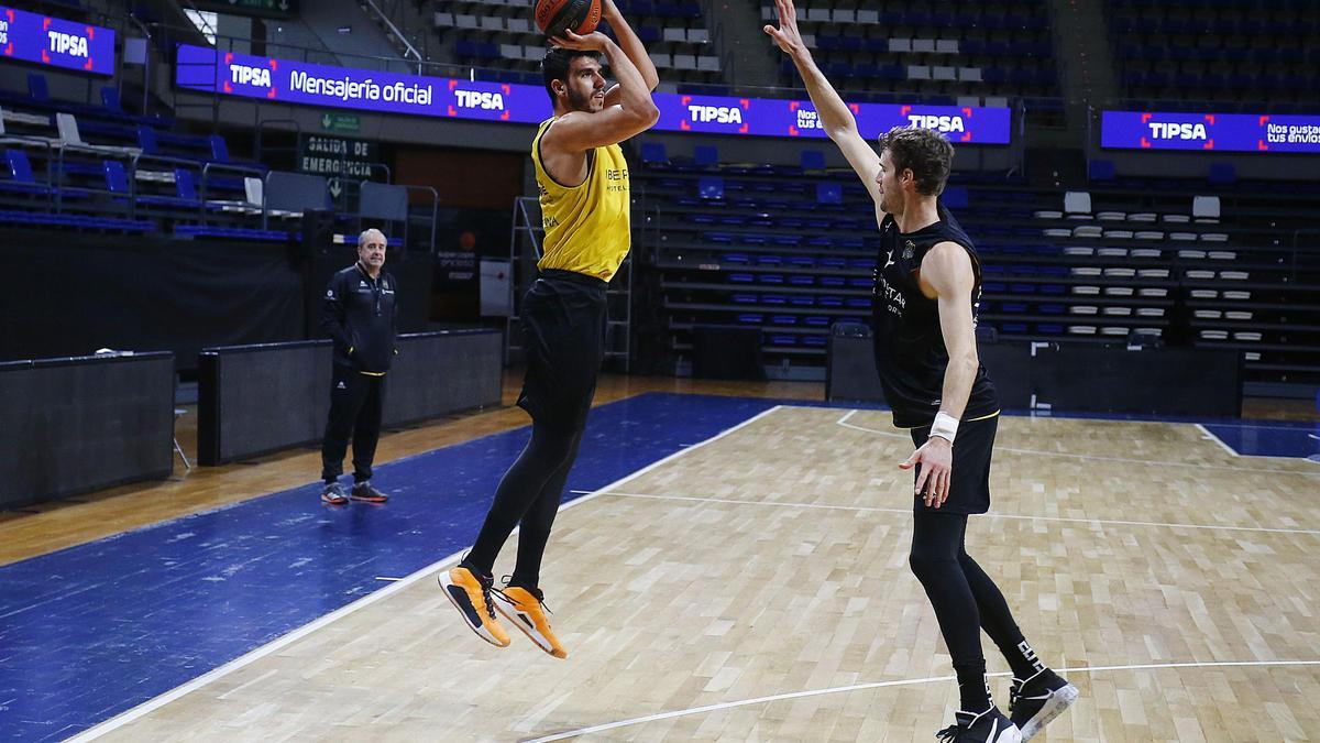 Sergio Rodríguez se juega un triple, durante un entrenamiento.