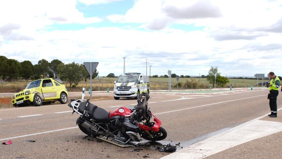 Nuevo accidente en la N-122 de Zamora: colisión entre un motorista y un todoterreno en el cruce de Almendra.