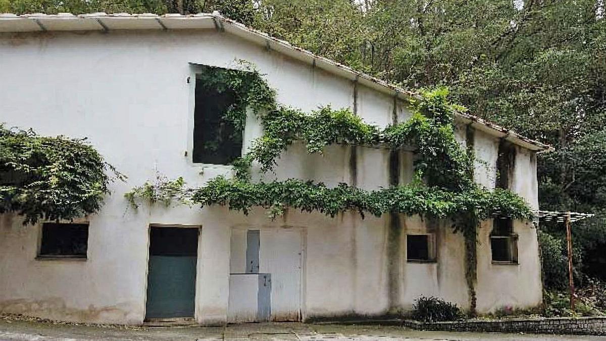 Fachada de las antiguas caballerizas del pazo de Lóngora, que se rehabilitarán. |   // L.O.