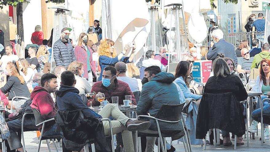 Actividad en una terraza de Zaragoza.