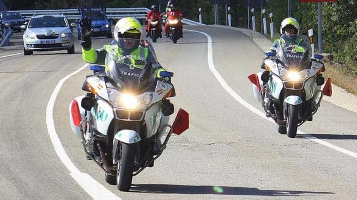 Los agentes emplean banderas de distintos colores para comunicarse de forma clara y rápida con los conductores.