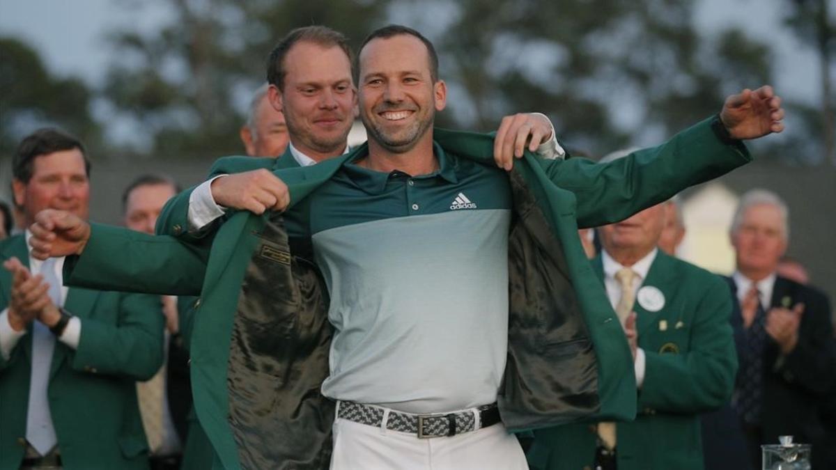 García recibe la chaqueta del vencedor del año pasado, Danny Willett.