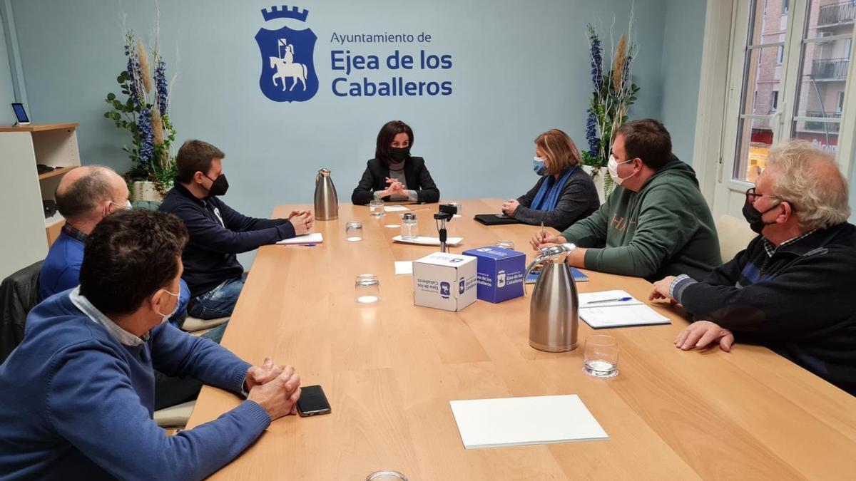 Reunión en el ayuntamiento presidida por la alcaldesa de Ejea.