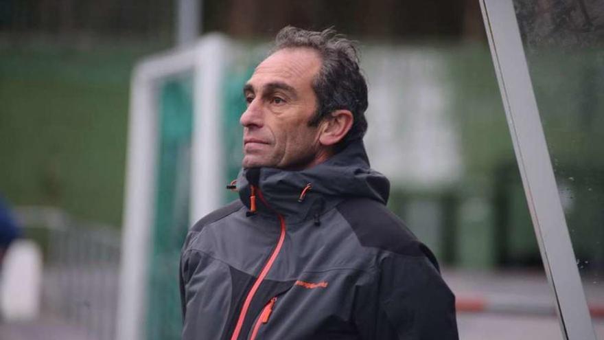 Antonio Menduiña, entrenador del Rápido Bahía, en el derbi del domingo ante el Beluso. // Gonzalo Núñez