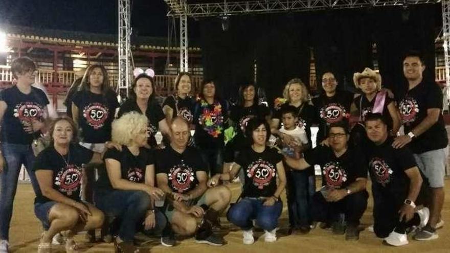 Participantes en la jornada posan en una foto de familia en la plaza de toros.