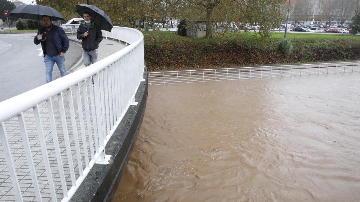 El Piles, desbordándose a su paso por el puente de La Guía