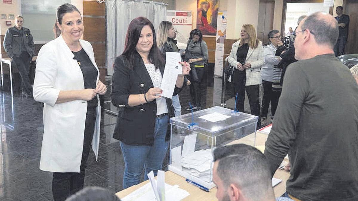 La candidata socialista (izquierda) en una de las mesas del Centro Cultural de Ceutí.