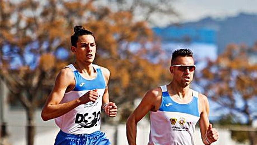  Imad Ahjjam, atleta de la Peña Deportiva, y su compañero de club Adrián Guirado, que le hizo de liebre para lanzar su ritmo en busca de marca, en un momento de la prueba de los 1.500 metros. 